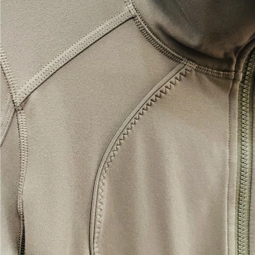 Lululemon Athletica  Jacket Size 8 Zipped Closure Side Pockets Stretchy - Picture 8 of 11